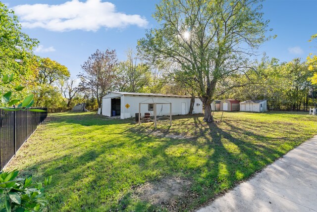 view of yard with an outdoor structure