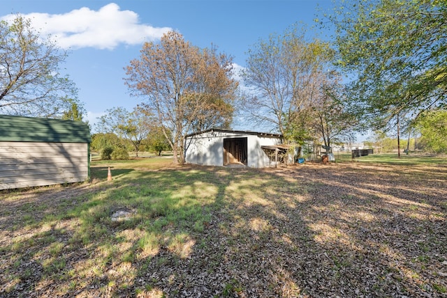 view of yard featuring an outbuilding