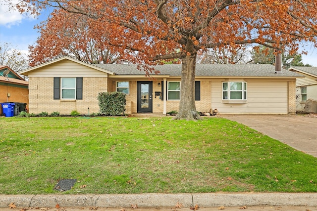 single story home with a front yard