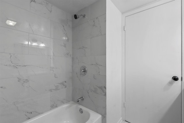 bathroom featuring tiled shower / bath combo