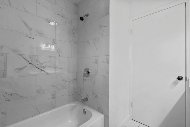 bathroom featuring tiled shower / bath