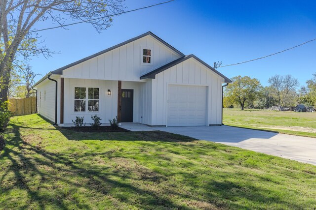 view of front of house featuring a front lawn and a garage