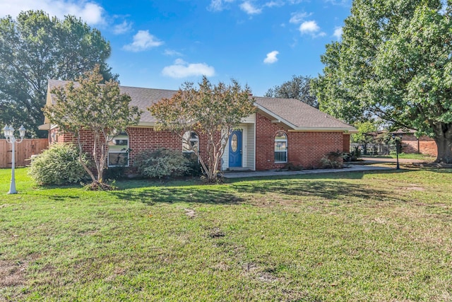 single story home with a front lawn