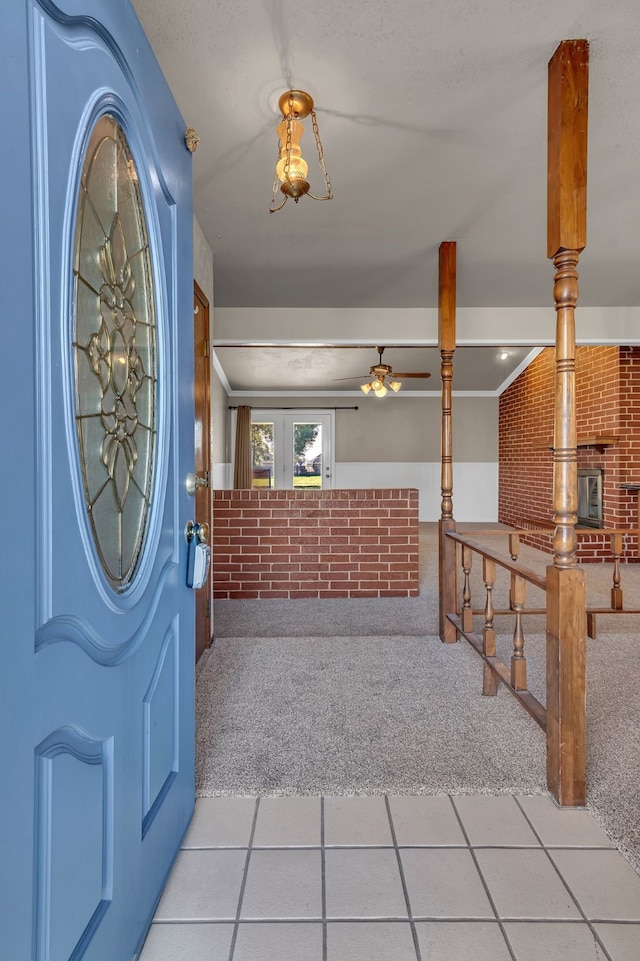 carpeted foyer featuring ceiling fan