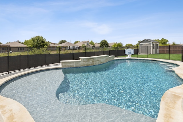 view of swimming pool featuring a yard