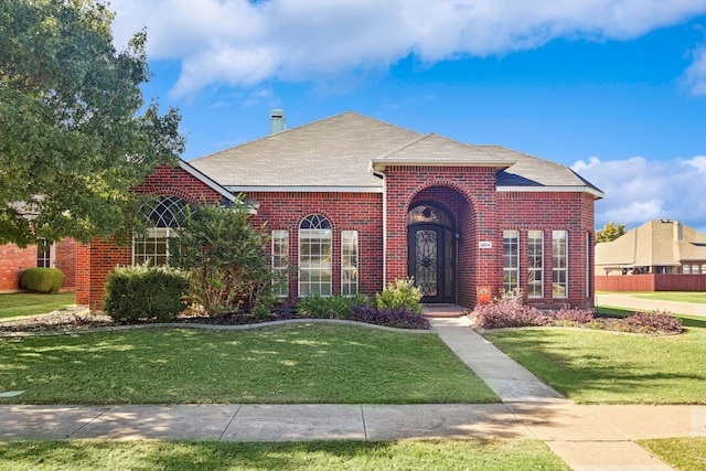 view of front of property featuring a front yard