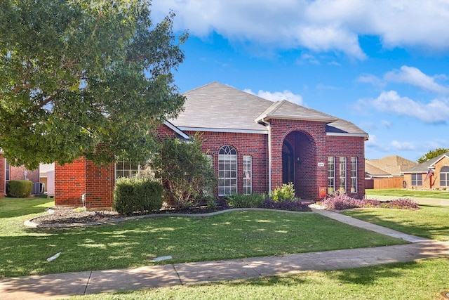 view of front of property featuring a front yard