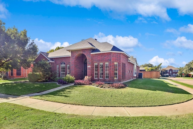 view of front property featuring a front lawn