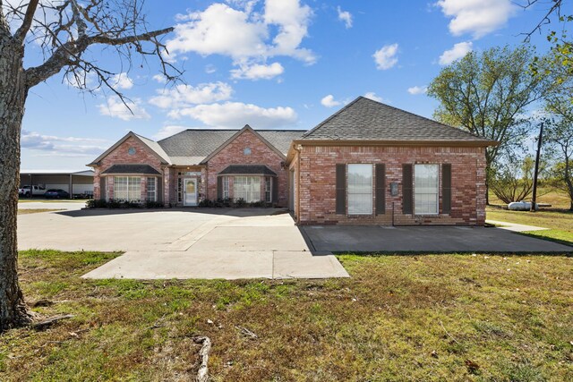 view of front facade featuring a front yard