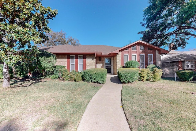 view of front of property featuring a front lawn