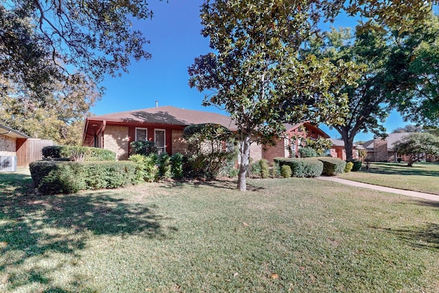 view of front facade featuring a front lawn