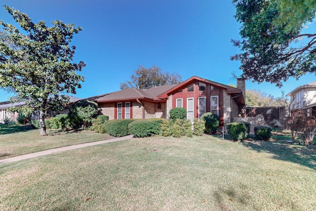 view of front of house featuring a front lawn