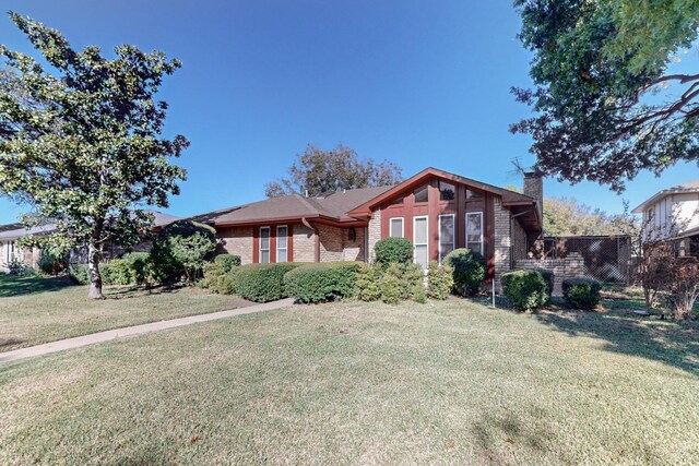 view of front of property featuring a front lawn