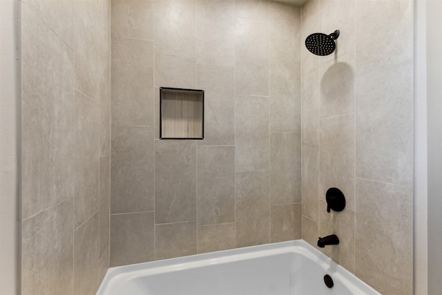 bathroom with tiled shower / bath