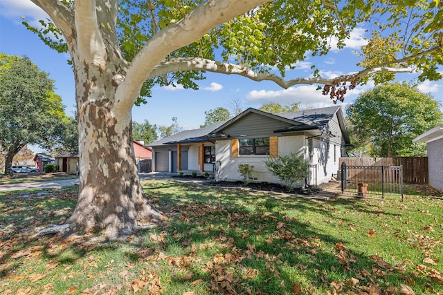 ranch-style home featuring a front lawn