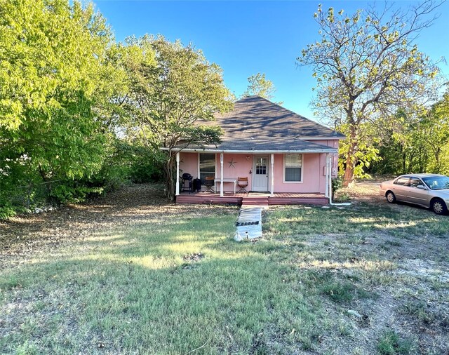 view of front of house featuring a porch and a front yard