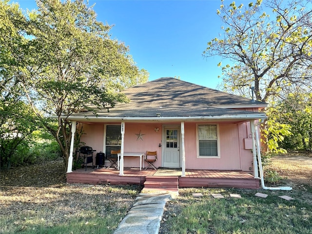 view of front facade featuring roof with shingles