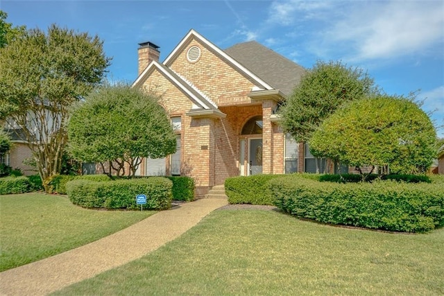 view of front of property with a front yard