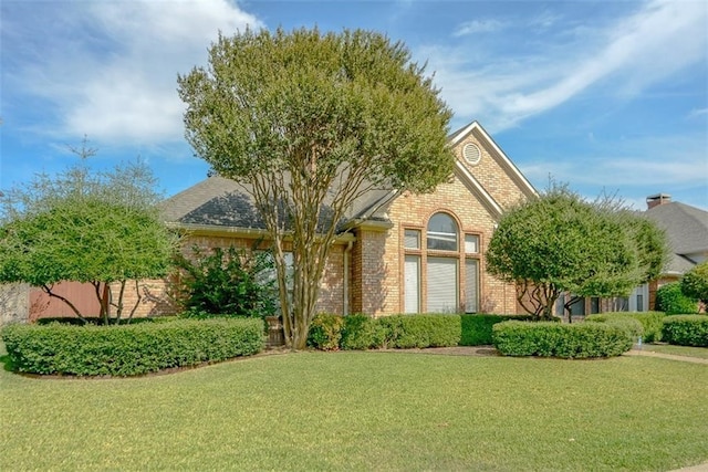 view of front facade with a front lawn