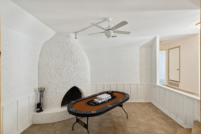 sitting room featuring ceiling fan