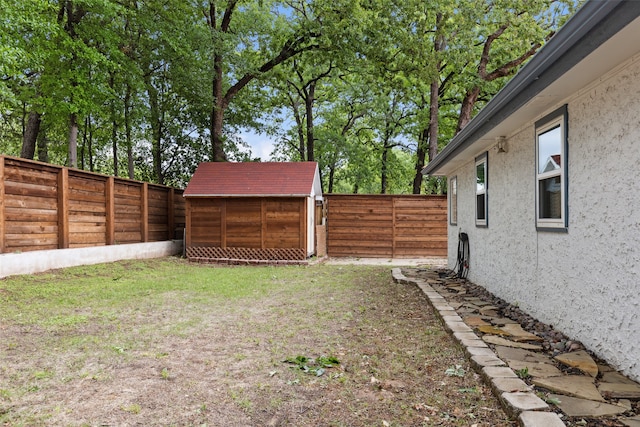 view of yard featuring a storage shed