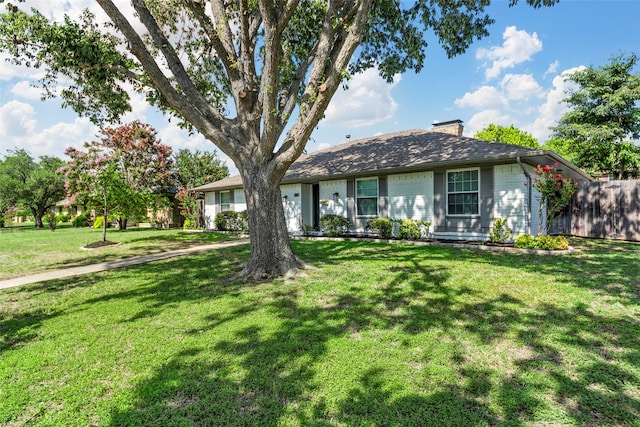 ranch-style house featuring a front lawn