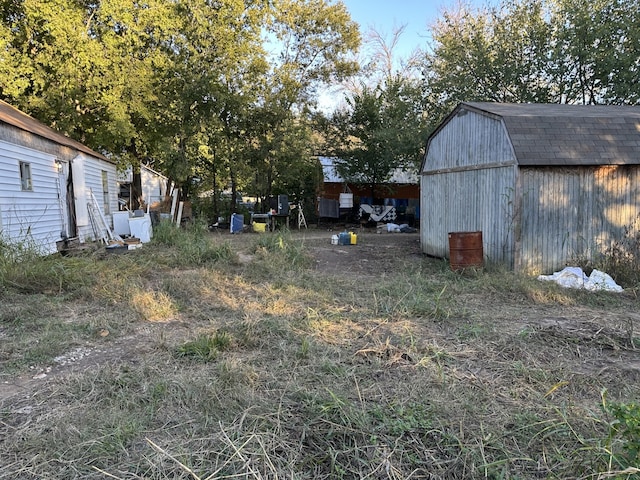 view of yard featuring an outbuilding