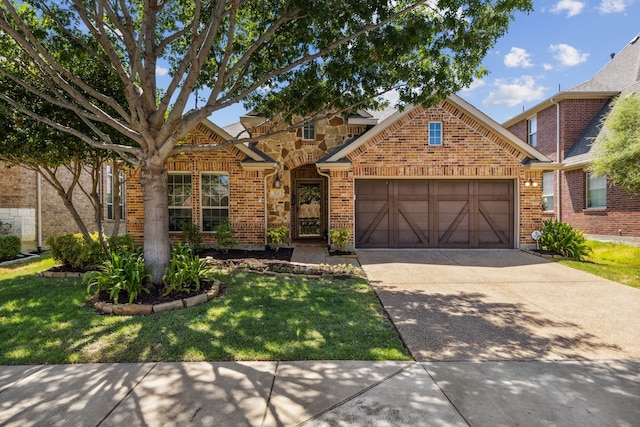 view of front of property featuring a front yard