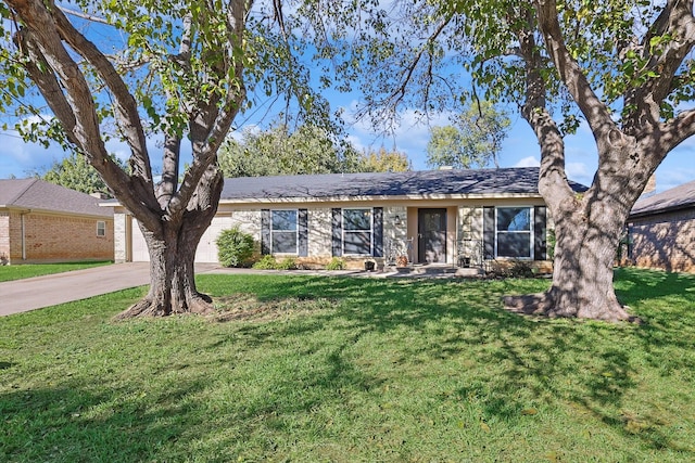 ranch-style home featuring a front lawn