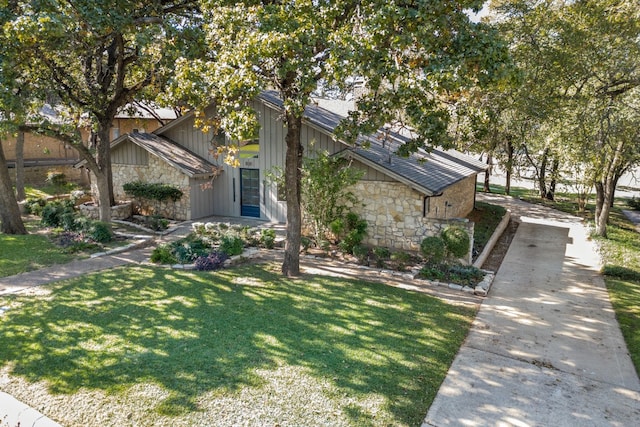 view of front of property with a front lawn