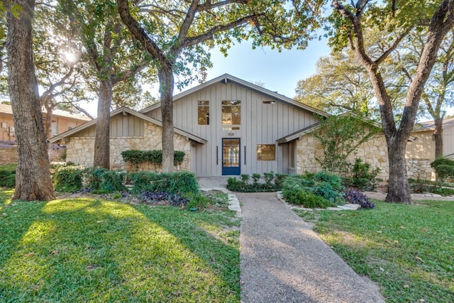 view of front of home featuring a front lawn