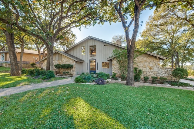 view of front facade with a front yard