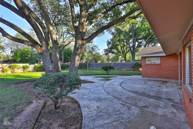 view of yard with a patio area