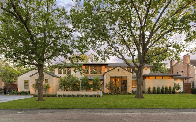 view of front of house featuring a front yard