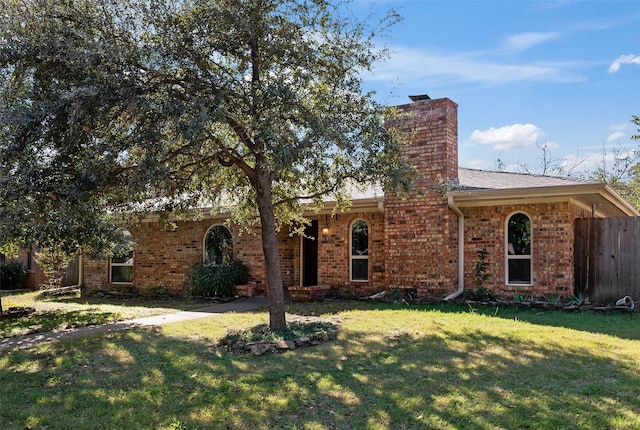 view of front of home featuring a front yard