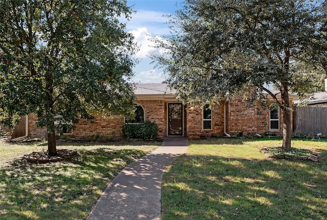 view of front facade featuring a front yard