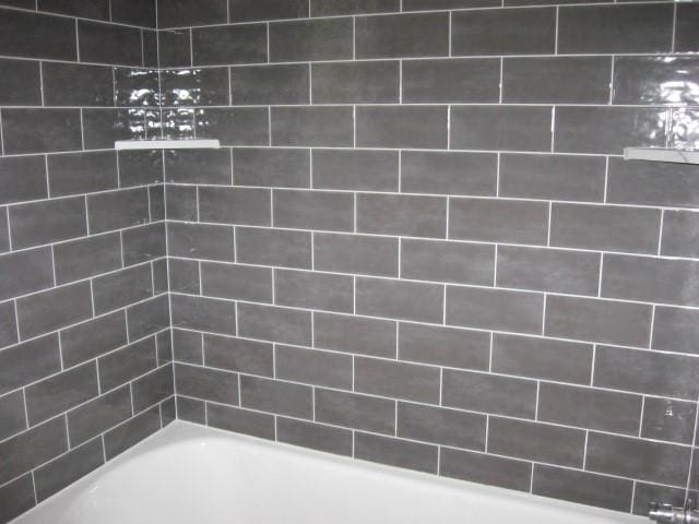 bathroom featuring tiled shower / bath