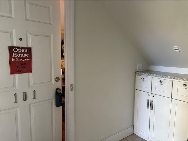 bathroom featuring ornamental molding