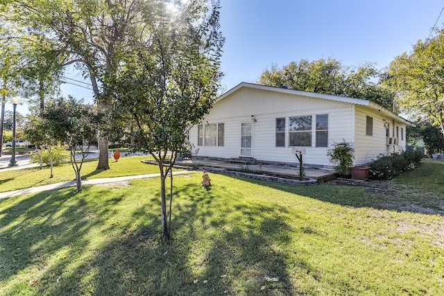 view of front of property with a front lawn