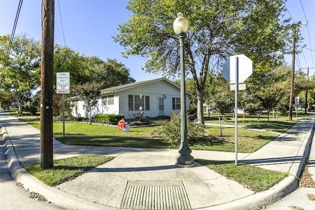 view of front of house featuring a front yard