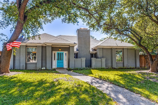 view of front of house with a front lawn