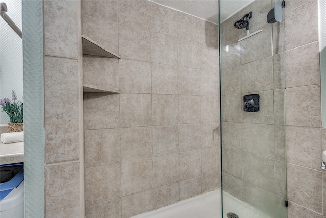 bathroom featuring tiled shower