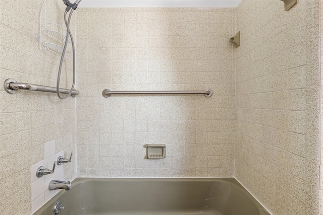 bathroom featuring tiled shower / bath combo