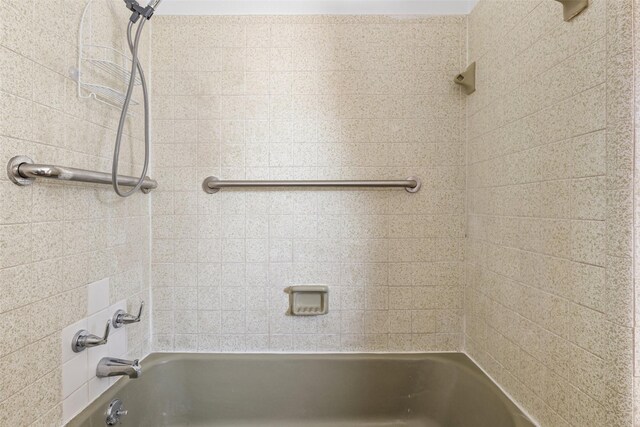 bathroom featuring tiled shower / bath combo