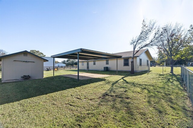 view of yard featuring a carport