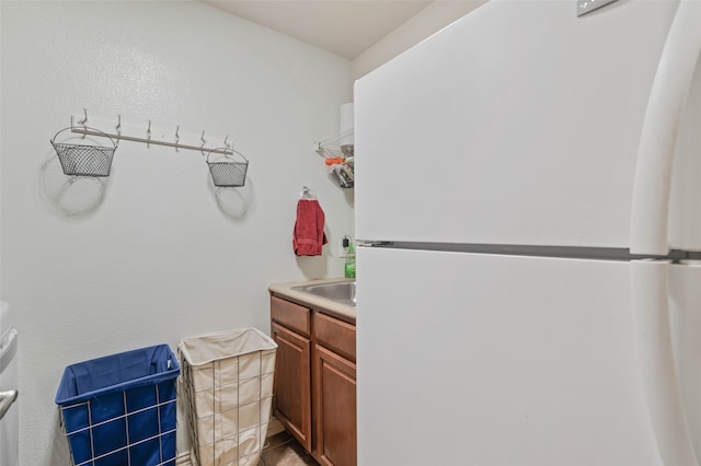 bathroom featuring sink