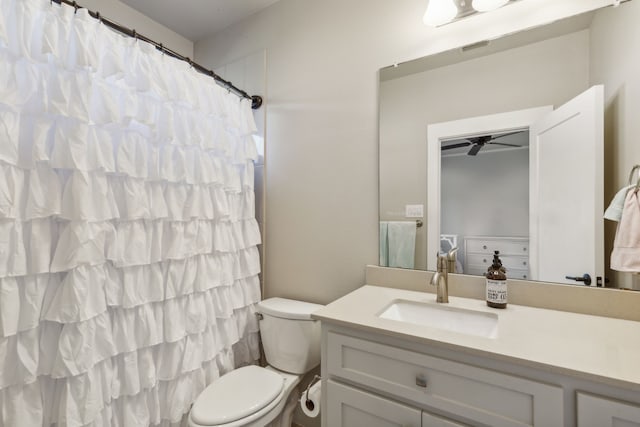 bathroom featuring a shower with curtain, vanity, toilet, and ceiling fan