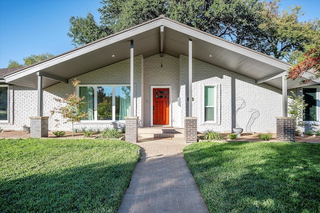 view of front of house featuring a front yard