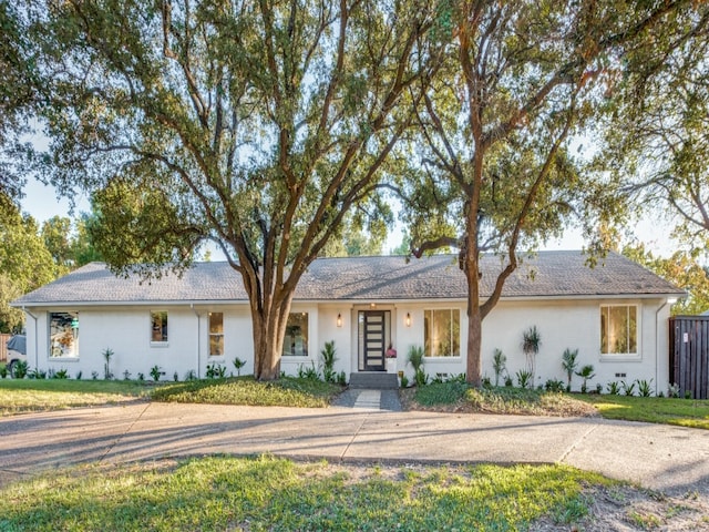 single story home with a front yard