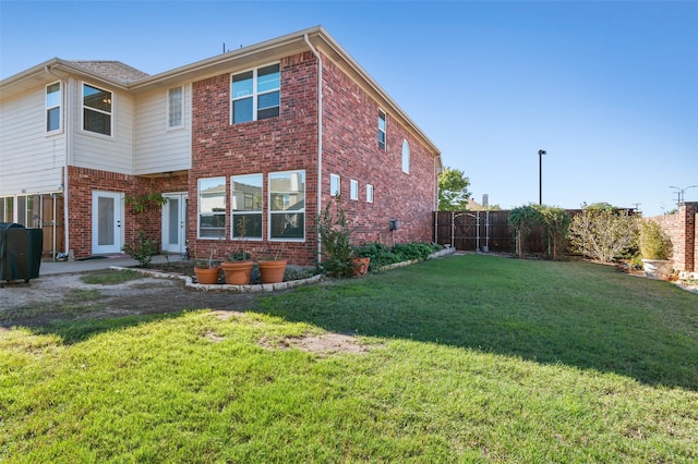 view of front of home featuring a front yard